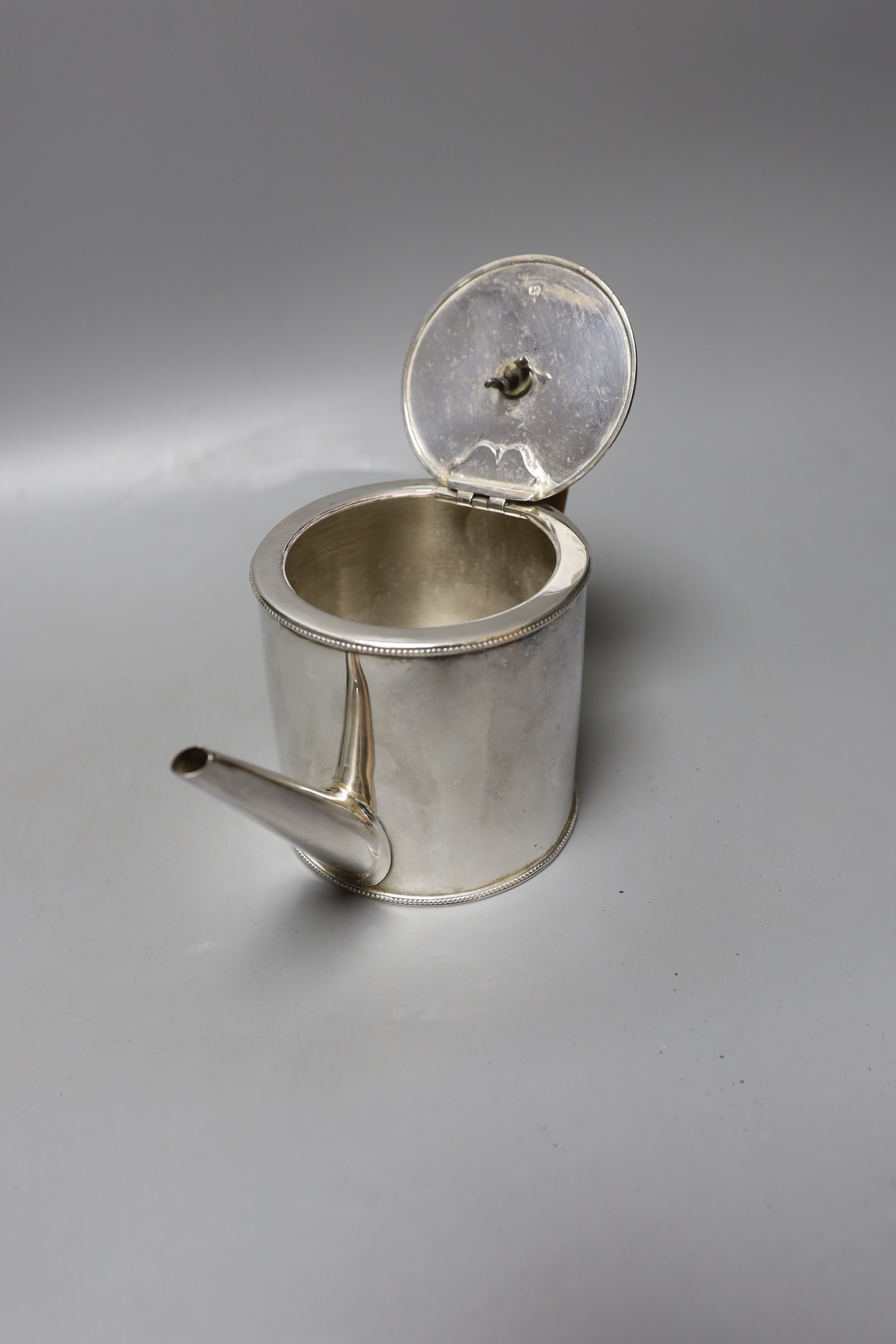 A George III silver drum shaped teapot, by Henry Chawner, London, 1789, height, 12.7cm, gross weight, 12.5oz (a.f.).